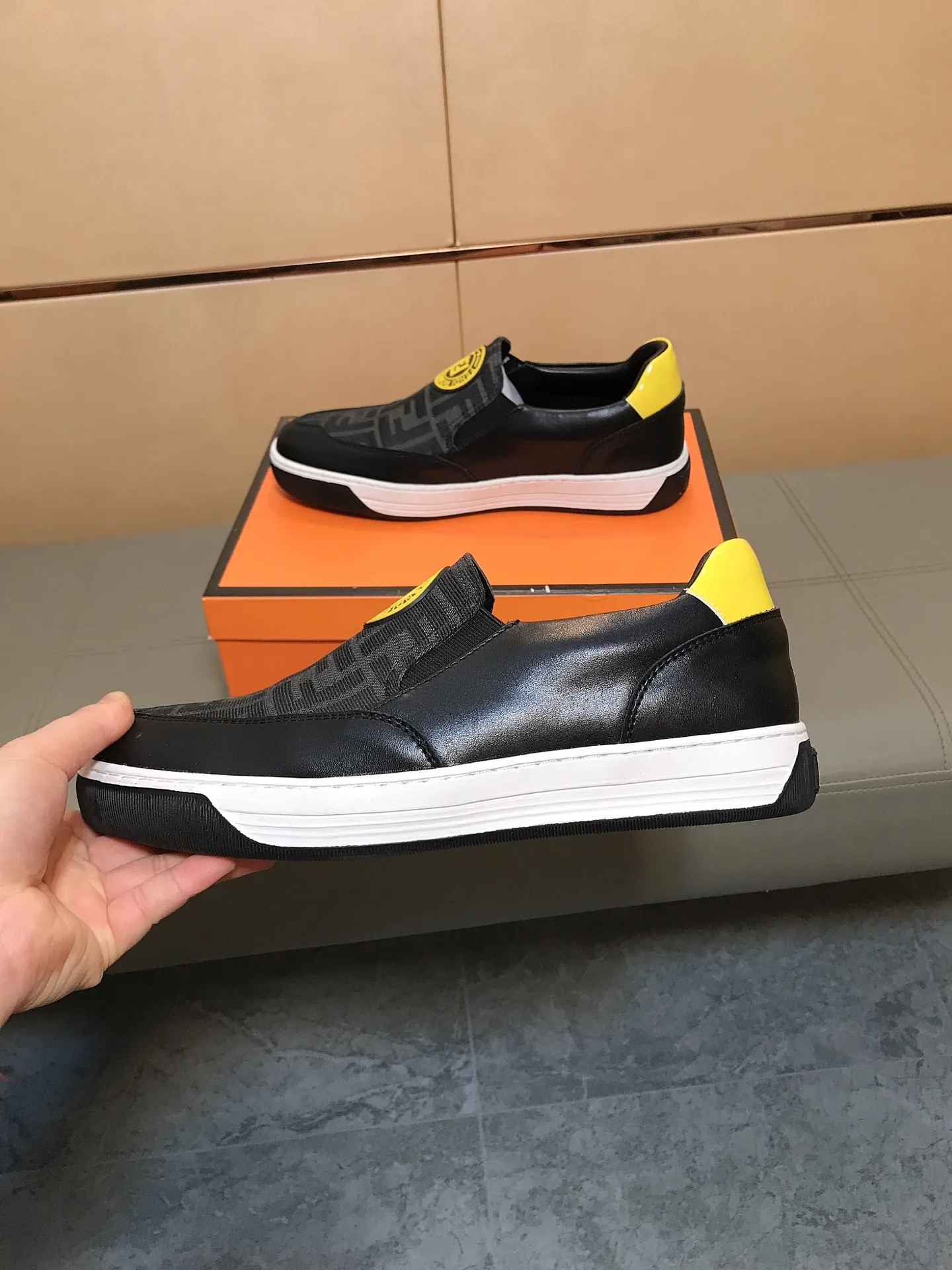 Factory price 400 🔆🔆[fendi] Fendi's classic and comfortable men's casual shoes, cowhide leather upper + brand printed surface, sheepskin lining + feet, rubber wear-resistant outsole. This unique style is suitable for all seasons, casual and exquisite sensibility, comfortable and natural on the feet. Everyday casual travel style in autumn and winter! Code number: 38-44